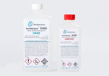 Zwei transparente Flaschen mit Epoxidharz in Innsbruck in Tirol